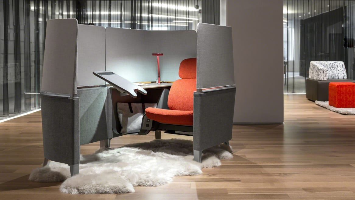Brody Privacy Lounge with Extension